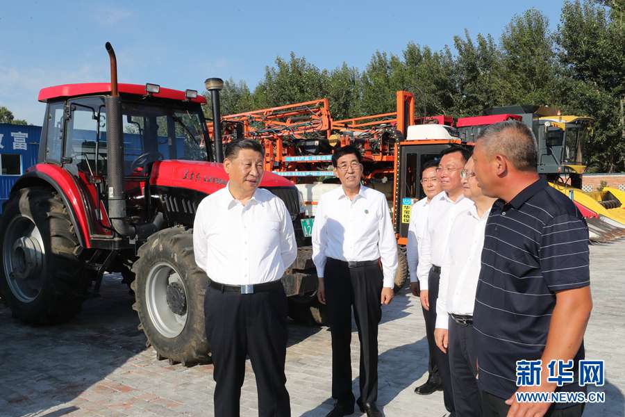 7月22日至24日，中共中央总书记、国家主席、中央军委主席习近平在吉林省考察。这是7月22日下午，习近平在四平市梨树县卢伟农机农民专业合作社，听取合作社生产经营情况介绍。 新华社记者 鞠鹏 摄