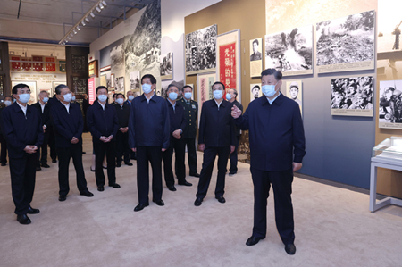 10月19日，党和国家领导人习近平、李克强、栗战书、汪洋、王沪宁、赵乐际、韩正、王岐山等在中国人民革命军事博物馆参观“铭记伟大胜利 捍卫和平正义——纪念中国人民志愿军抗美援朝出国作战70周年主题展览”。新华社记者 鞠鹏 摄